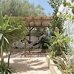 Los Amigos Yoga & Wellness بيت شباب La Mareta