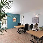 Los Amigos Yoga & Wellness بيت شباب La Mareta