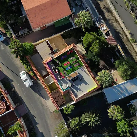 Los Amigos Yoga & Wellness بيت شباب La Mareta