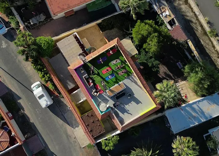 Los Amigos Nomad Hostal La Mareta